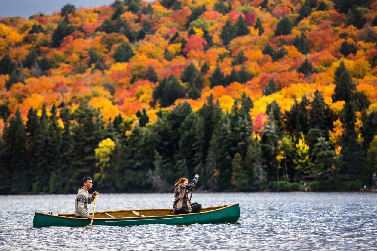 couple-enjoying-a-ride-on-a-typical-canoe-in-canada-in-autumn