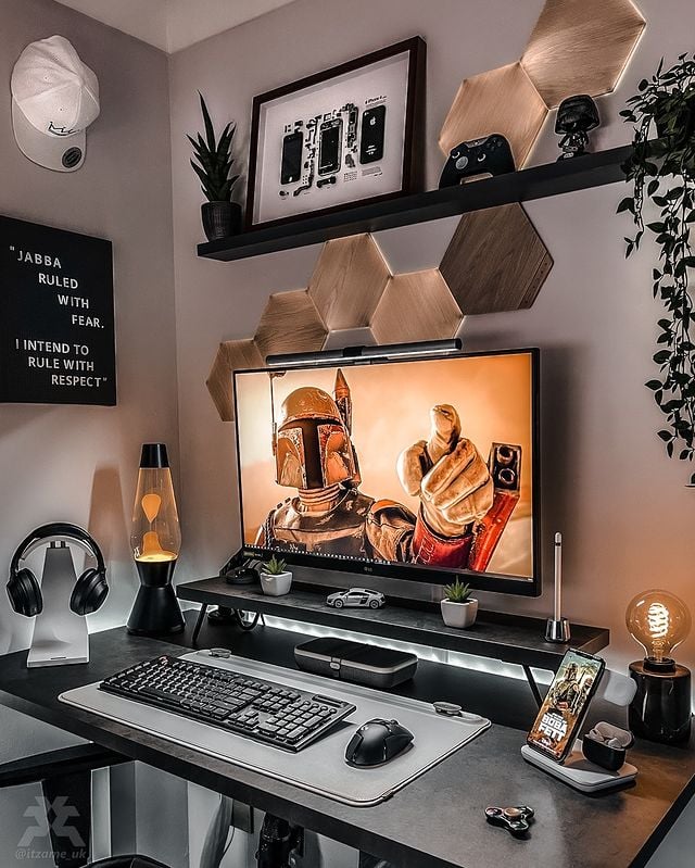 https://blog.displate.com/wp-content/uploads/2022/03/Gaming-Setup-Ideas_Bobba-Fett-2.jpg